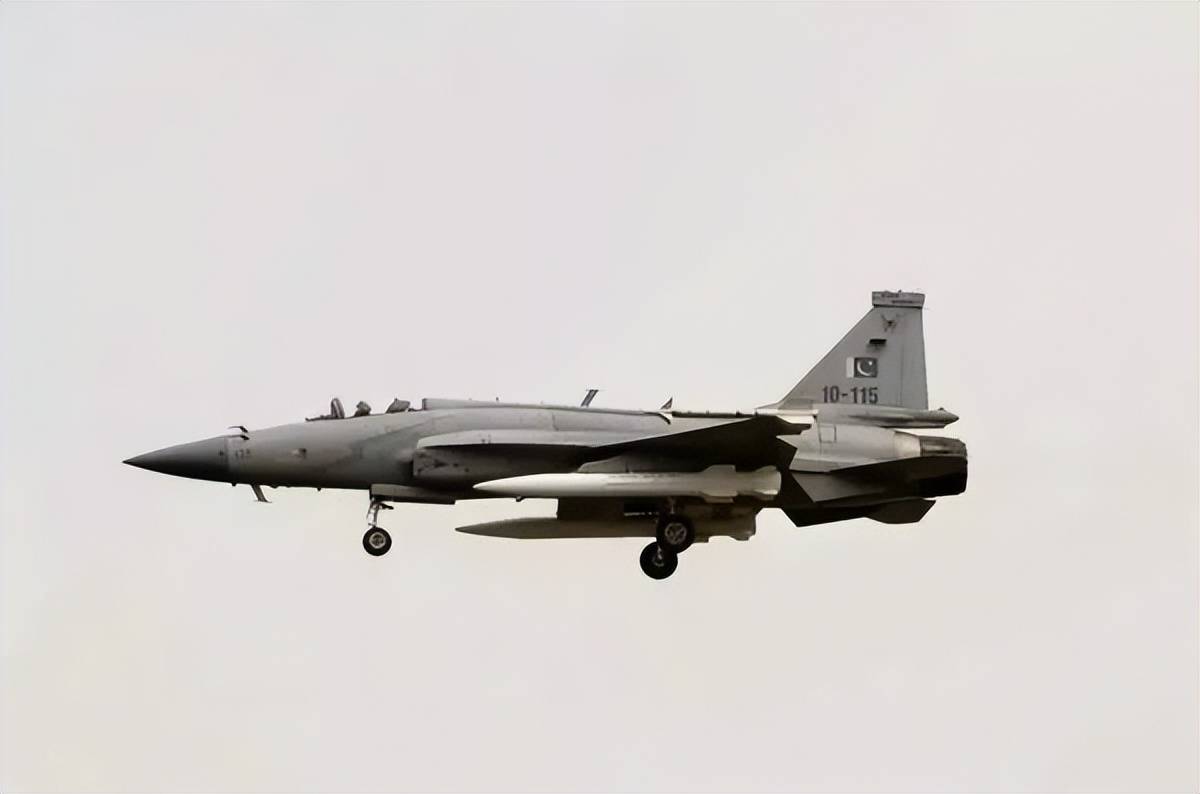 印度航母行踪曝光！180度掉头返航<strong></p>
<p>广州</strong>，这是在躲巴基斯坦的导弹吗？