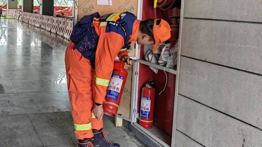 凤凰传奇演唱会万人蹦迪！观山湖消防：大家尽管嗨<strong></p>
<p>广州</strong>，我们护周全