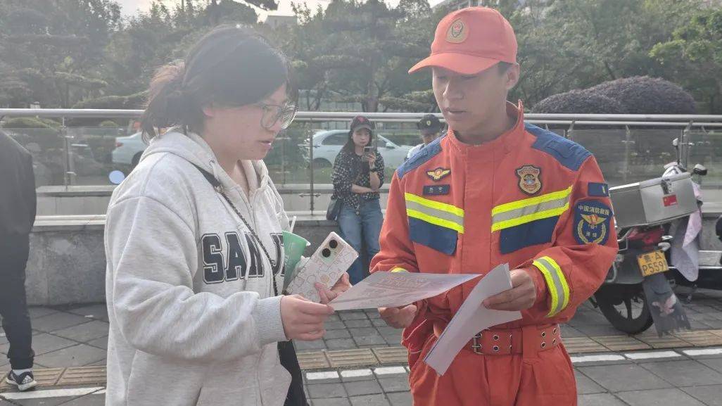 凤凰传奇演唱会万人蹦迪！观山湖消防：大家尽管嗨<strong></p>
<p>广州</strong>，我们护周全