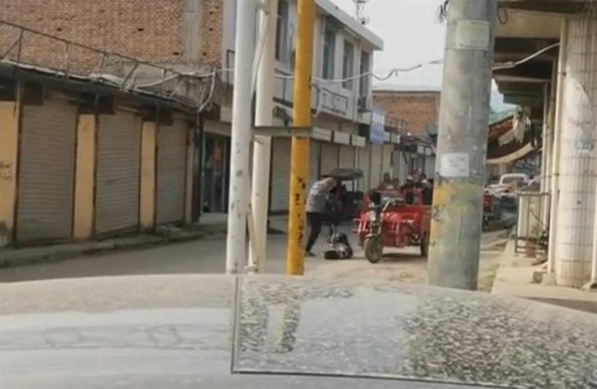 西安一男子当街踢打女子<strong></p>
<p>深圳</strong>，官方：两人系夫妻，因家庭矛盾发生口角