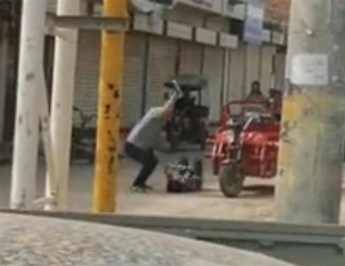 西安一男子当街踢打女子<strong></p>
<p>深圳</strong>，官方：两人系夫妻，因家庭矛盾发生口角