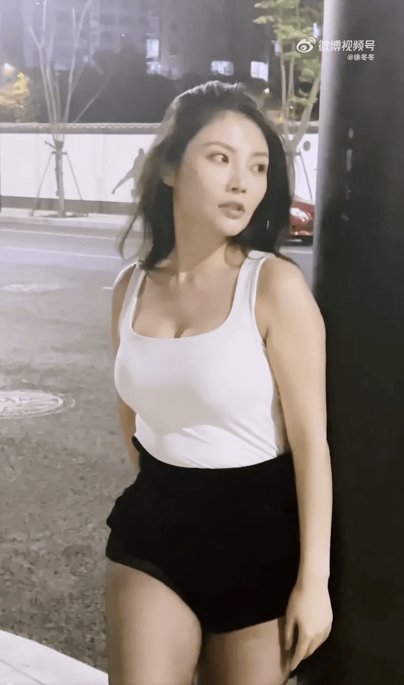 “椰树女神”徐冬冬大方晒照<strong></p>
<p>东莞</strong>,并配文:我的蝴蝶袖,很丰腴!