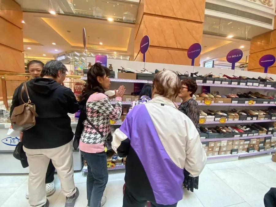 “1800元的出口商品219元拿下”！上海人假期疯狂“捡漏”<strong></p>
<p>东莞</strong>，这里外贸好东西都卖爆了，新品还将接力上市