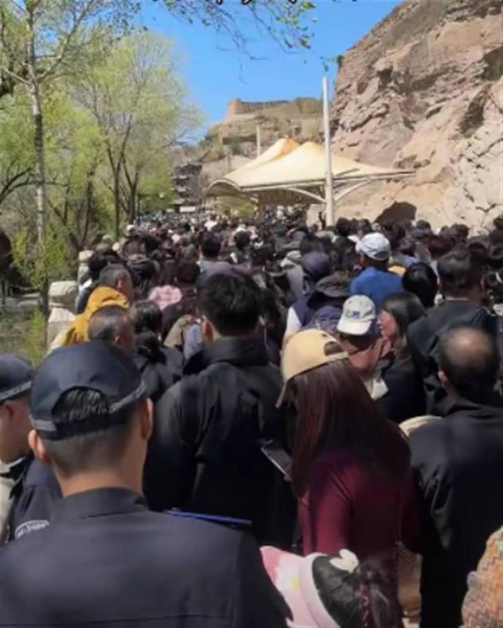 张信哲在山西大同演唱会上称约不到景区门票<strong></p>
<p>东莞</strong>，当地文旅回应