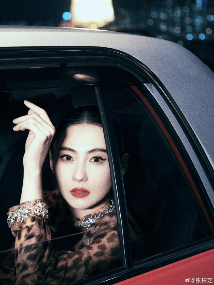 张柏芝身穿豹纹装<strong></p>
<p>佛山</strong>，时隔26年再现我养你名场面！烈焰红唇太抢镜