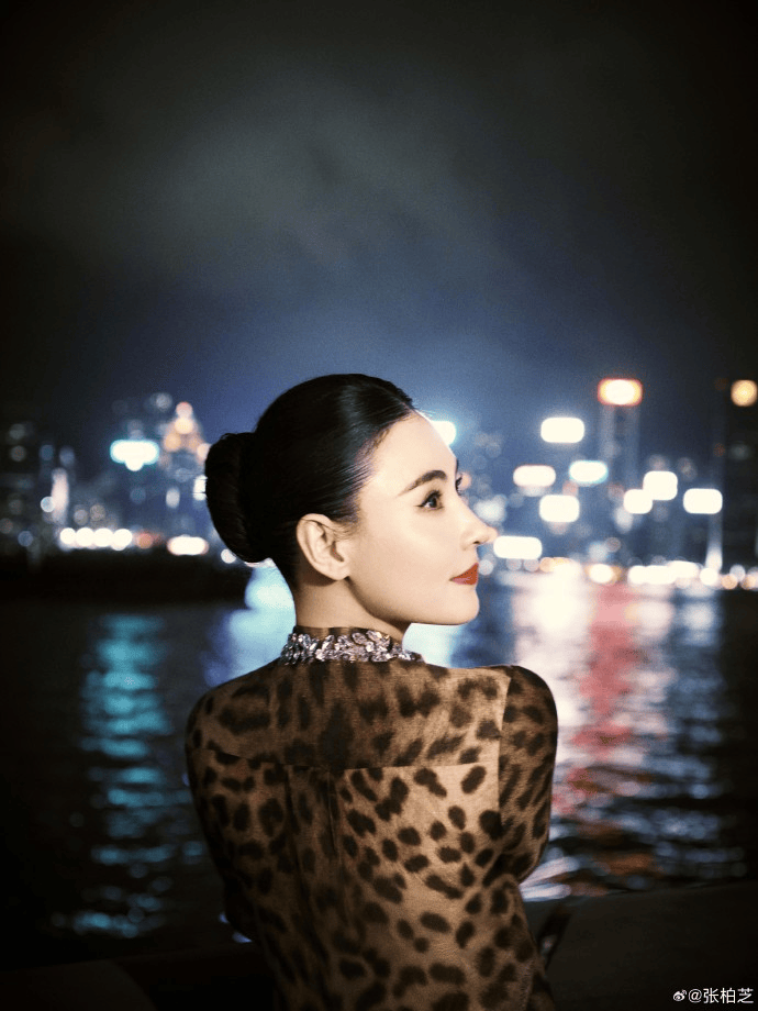 张柏芝身穿豹纹装<strong></p>
<p>佛山</strong>，时隔26年再现我养你名场面！烈焰红唇太抢镜
