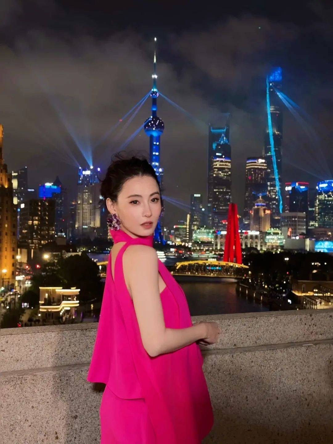 张柏芝身穿豹纹装<strong></p>
<p>佛山</strong>，时隔26年再现我养你名场面！烈焰红唇太抢镜