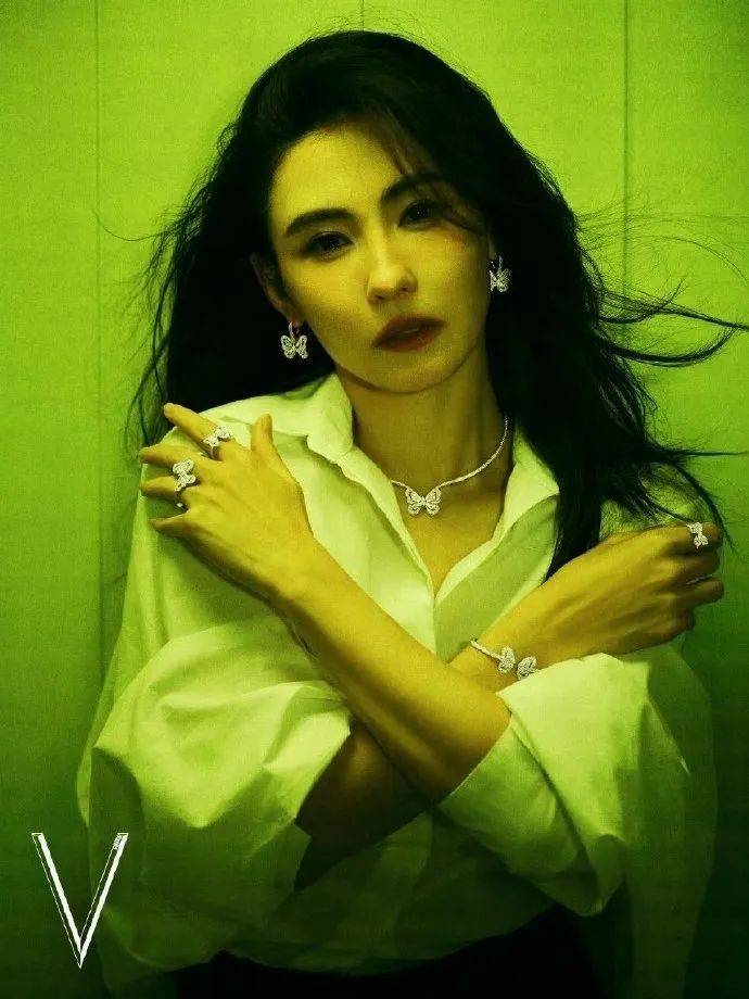 张柏芝身穿豹纹装<strong></p>
<p>佛山</strong>，时隔26年再现我养你名场面！烈焰红唇太抢镜