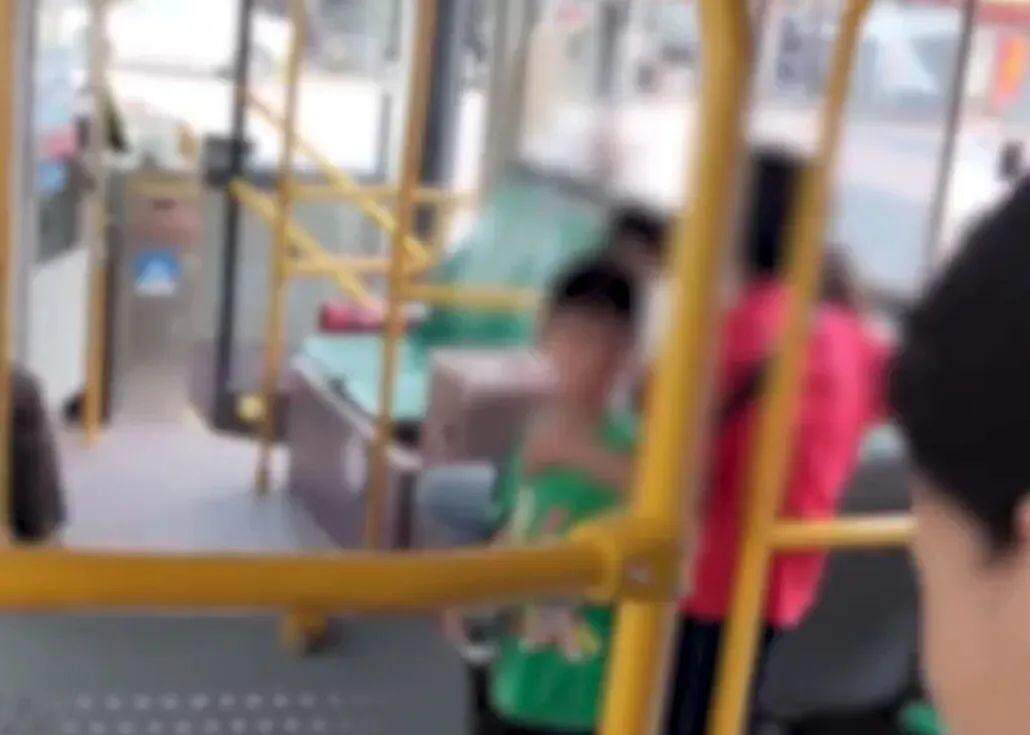 广东一老人带着小孩刷老年卡乘车，被司机要求站着？公交公司道歉！