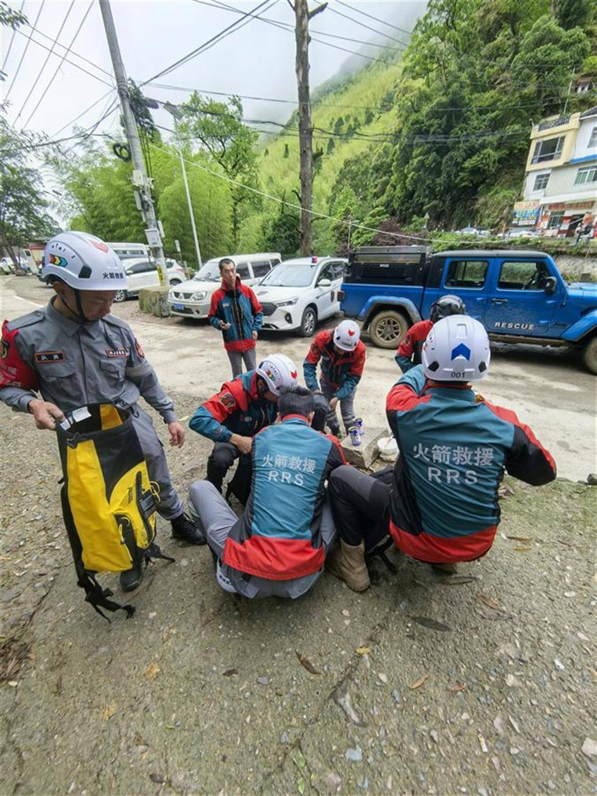 不到7点<strong></p>
<p>tcl</strong>，搜寻福建8岁失踪男童的救援队伍已经出发