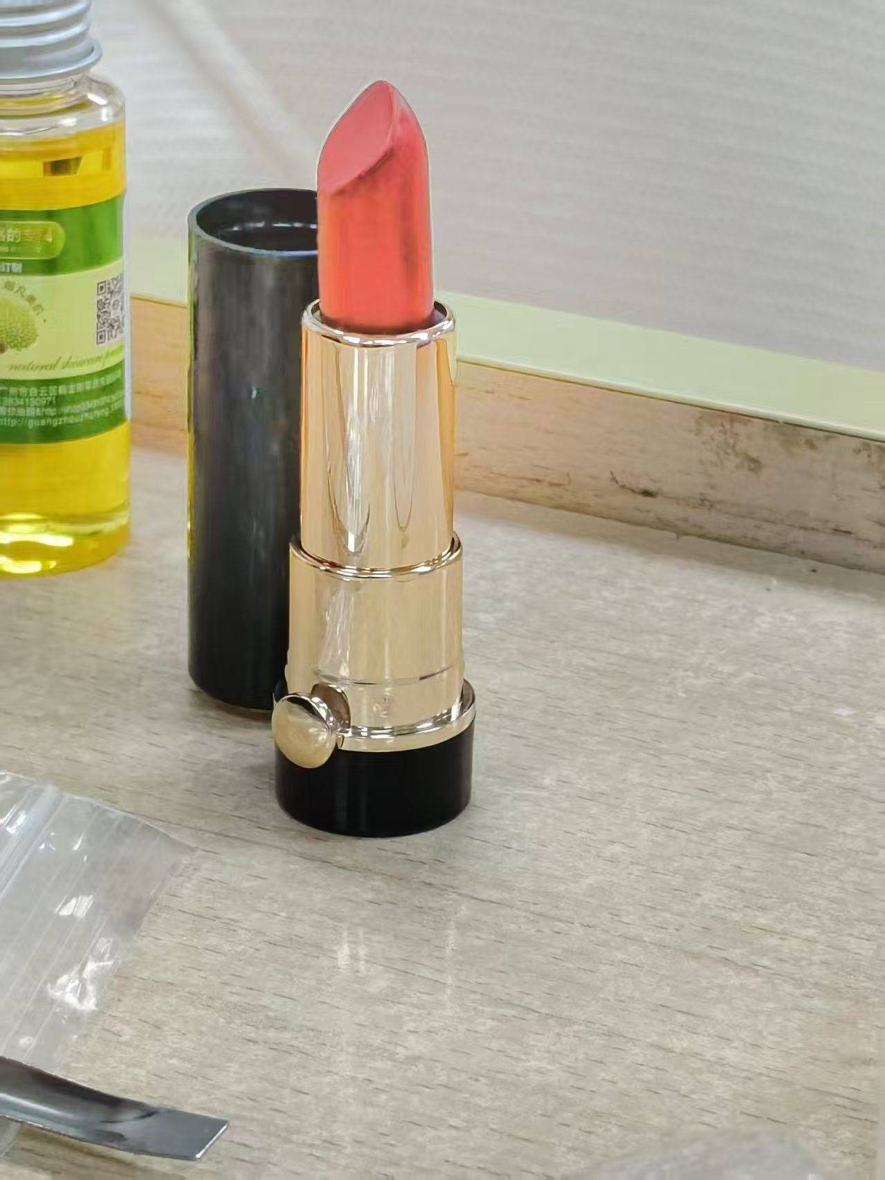 口红、面霜、爽肤水……浙江高校学生DIY纯天然化妆品<strong></p>
<p>tcl</strong>，这门课一开就是十年