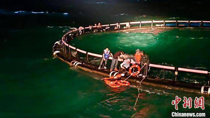 广西防城港一艘钓鱼船翻沉 12名遇险人员成功获救
