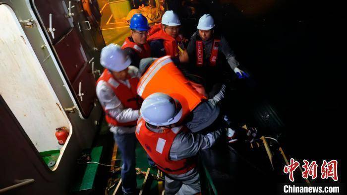 广西防城港一艘钓鱼船翻沉 12名遇险人员成功获救