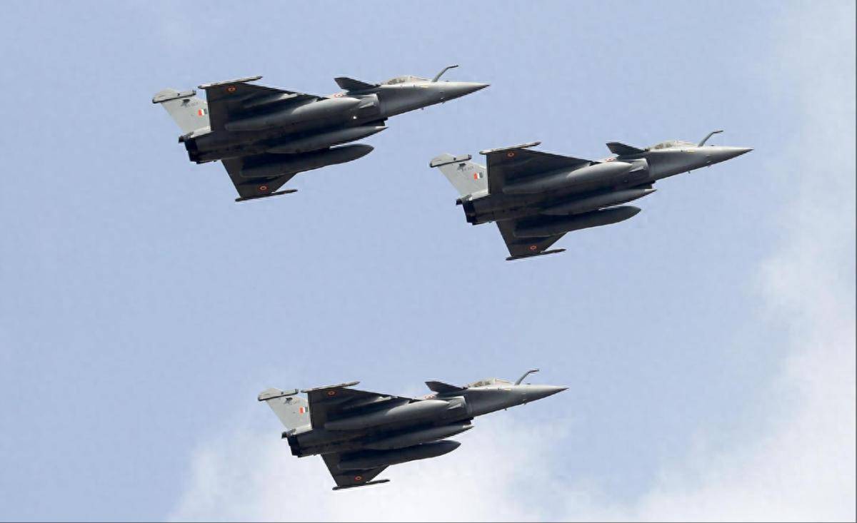 印度不服气，大量战机升空，印媒公开炫耀，马克龙的心又悬起来了