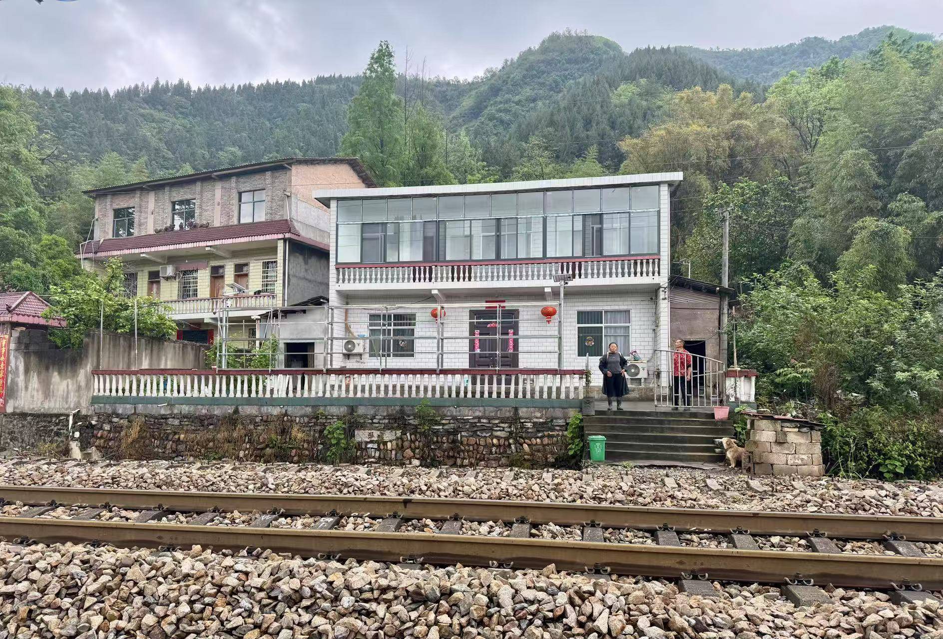 界面调查｜铁路穿村而过：一个湘西村庄与17起火车撞人事故