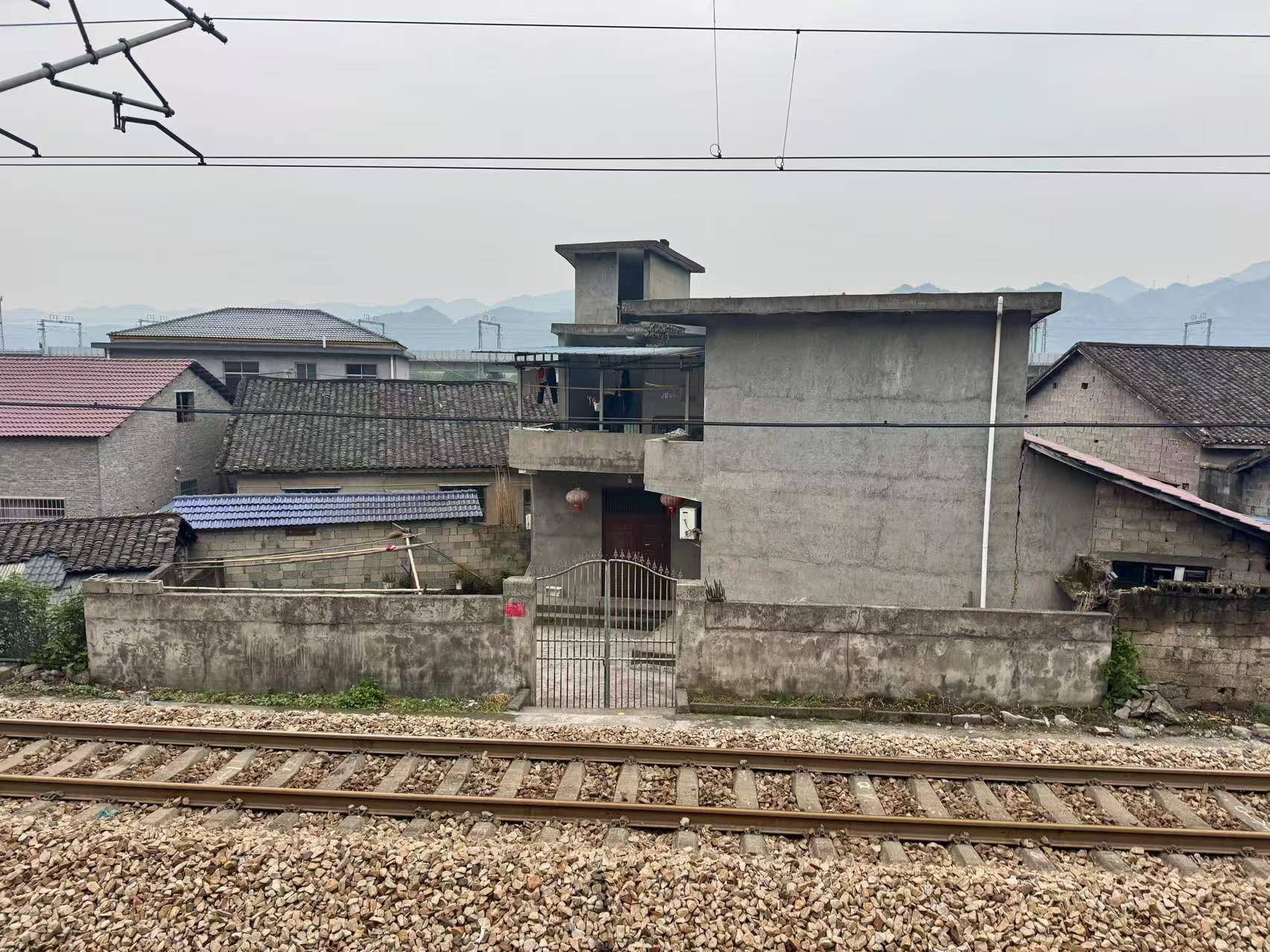 界面调查｜铁路穿村而过：一个湘西村庄与17起火车撞人事故