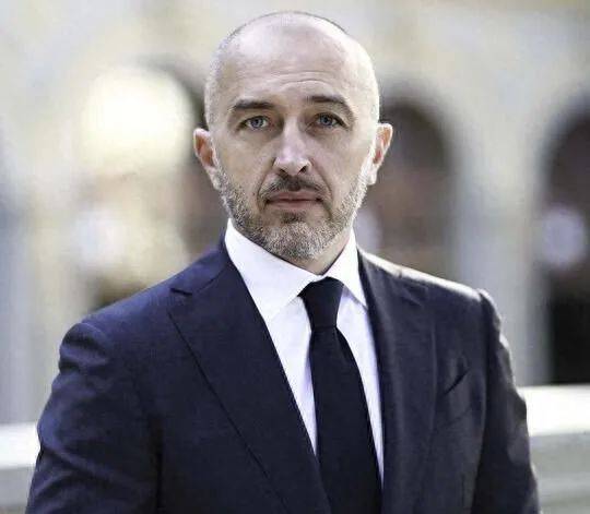 乌克兰终于恍然大悟，泽连斯基开始悄悄掉头，最大金主已早已换人！