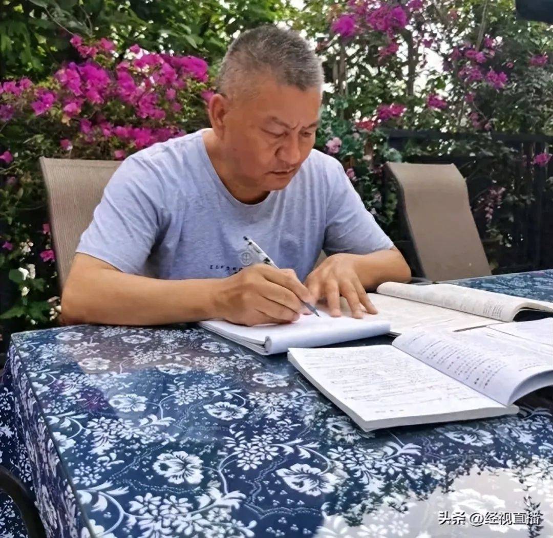 58岁梁实备战第29次高考<strong></p>
<p>钙片</strong>，谈多次落榜：31岁已赚100万，也许用光前半生运气