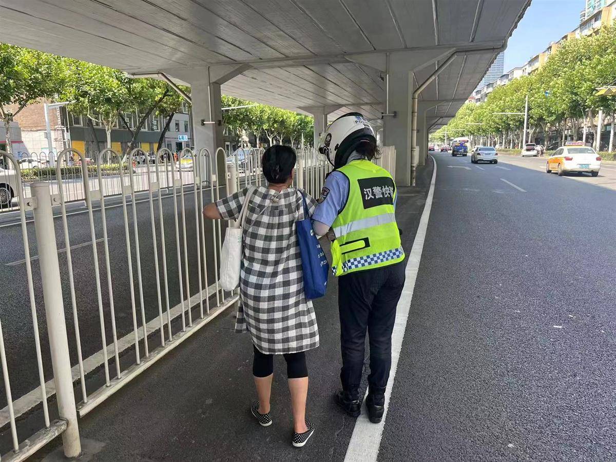 “姑娘<strong></p>
<p>青铜器</strong>，又是你，真有缘呀！”婆婆第三次在车流中遇到她