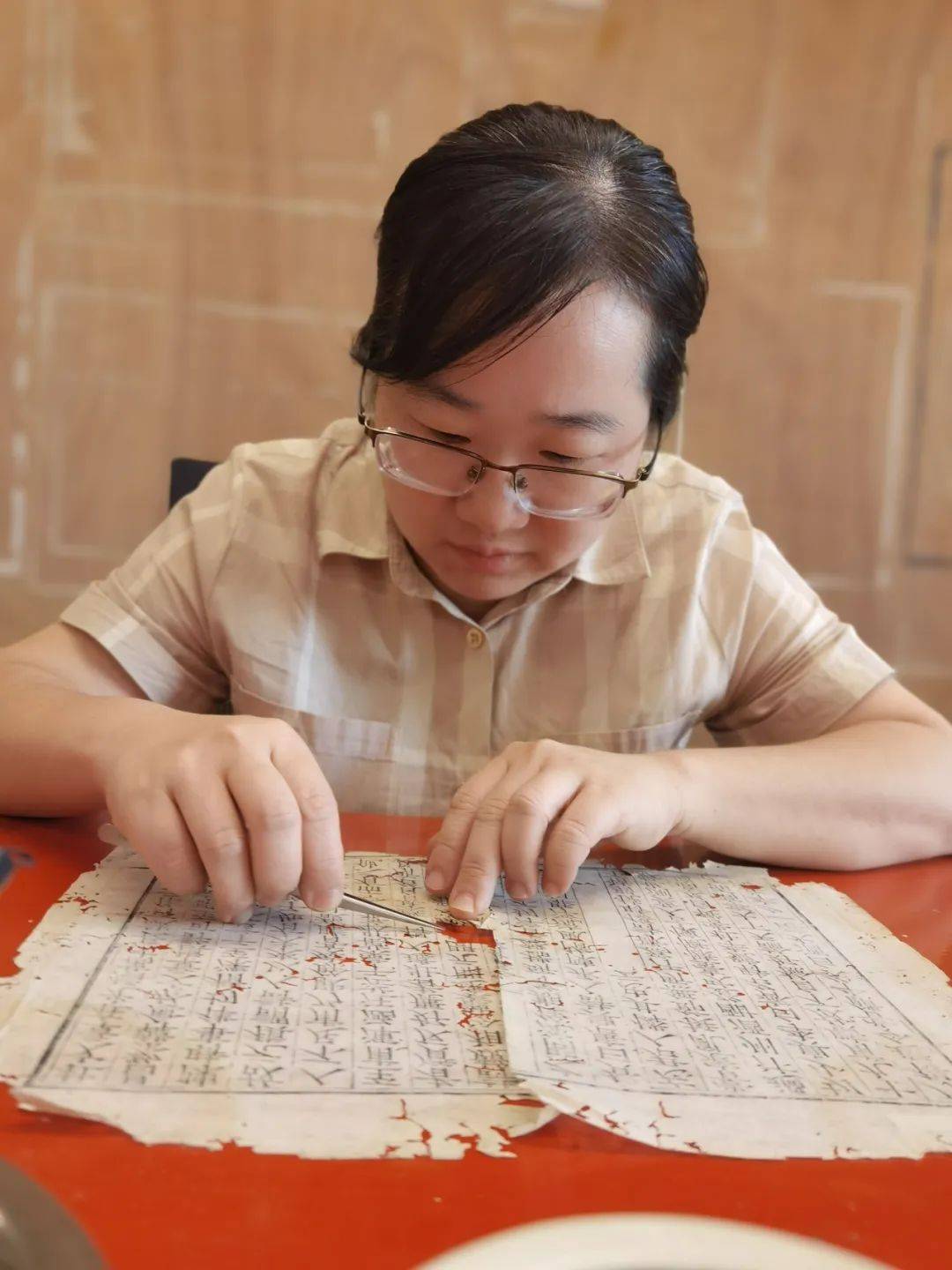 “冷板凳”一坐18年<strong></p>
<p>绣花</strong>！41岁厦门女子：要一直坐下去