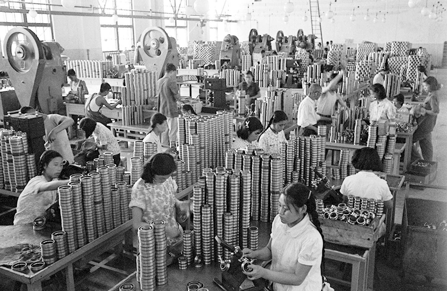 第1视点丨跟随总书记走进洛阳轴承集团 <strong></p>
<p>绣花</strong>了解先进制造业发展