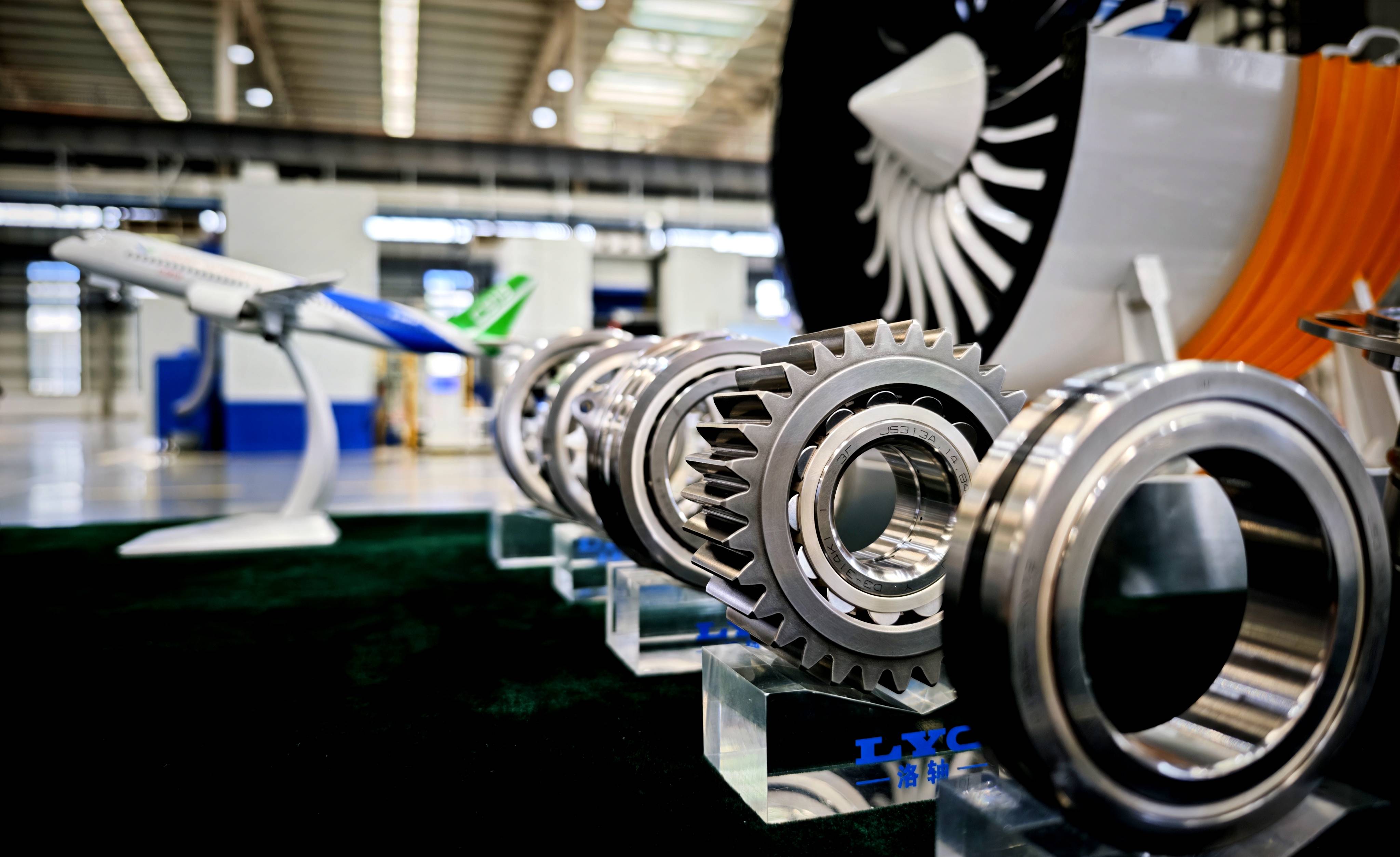 第1视点丨跟随总书记走进洛阳轴承集团 <strong></p>
<p>绣花</strong>了解先进制造业发展