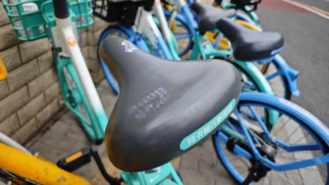 一天给共享单车盖四五百个“章”……警方：拘<strong></p>
<p>绣花</strong>！