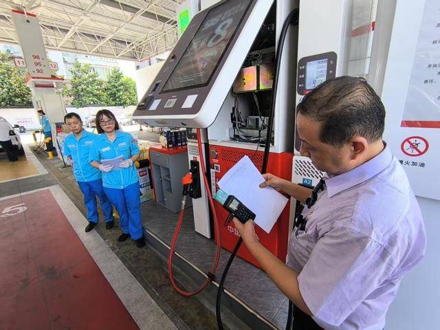 汽车加完油<strong></p>
<p>刺绣</strong>,留在加油枪和油管里的油计费吗?