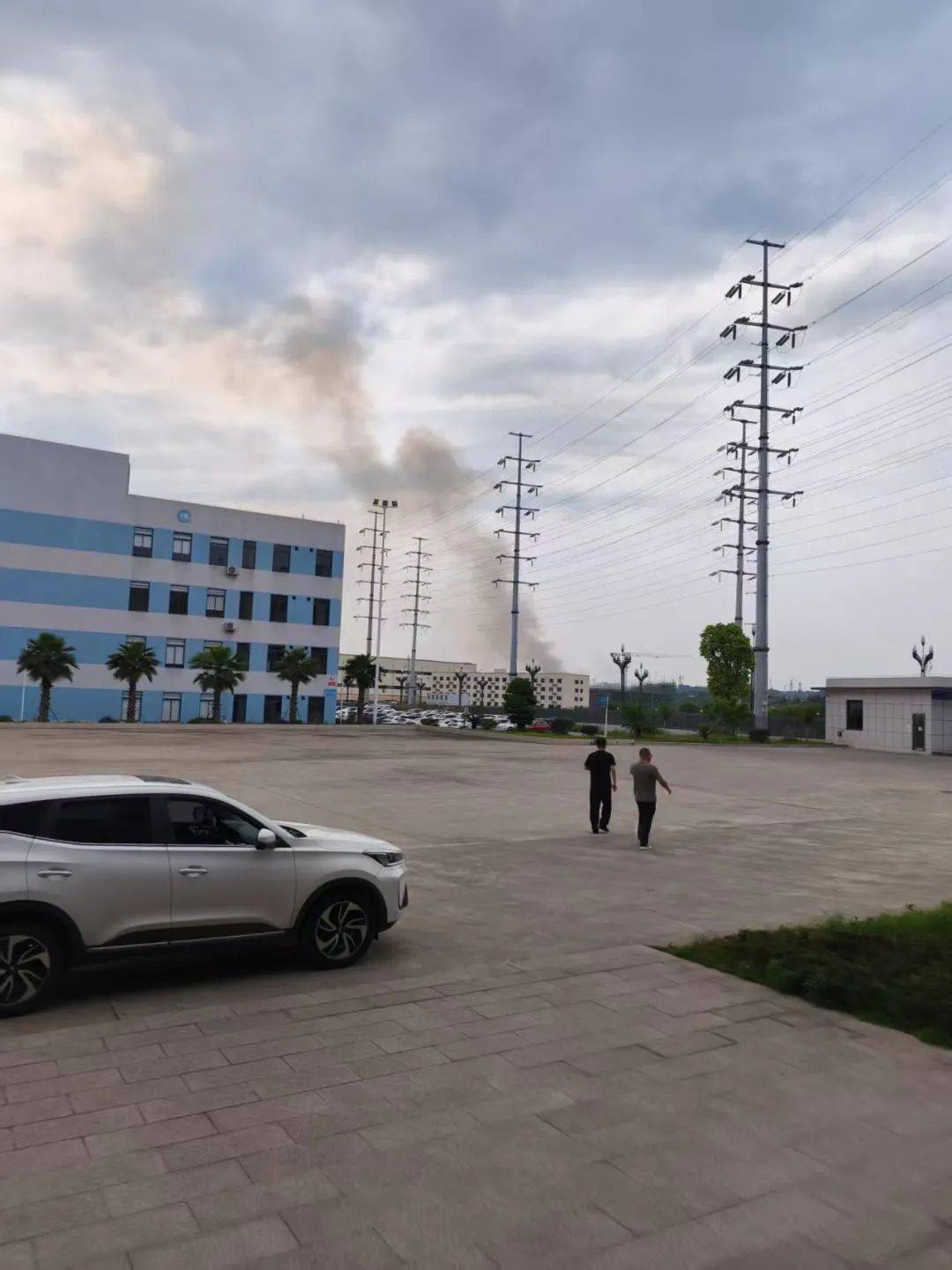 四川宜宾一纺织厂起火<strong></p>
<p>刺绣</strong>，警方通报：27岁男子纵火被刑拘