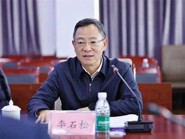 贪图享乐、道德败坏的李石松<strong></p>
<p>lv</strong>,在厅长、市长、市委书记等任上敛财数额特别巨大