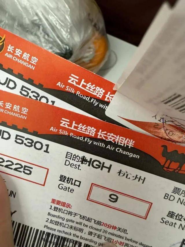 女子携20寸行李箱登机被指超标<strong></p>
<p>lv</strong>，无奈取出行李将空箱以48元托运，首都航空回应