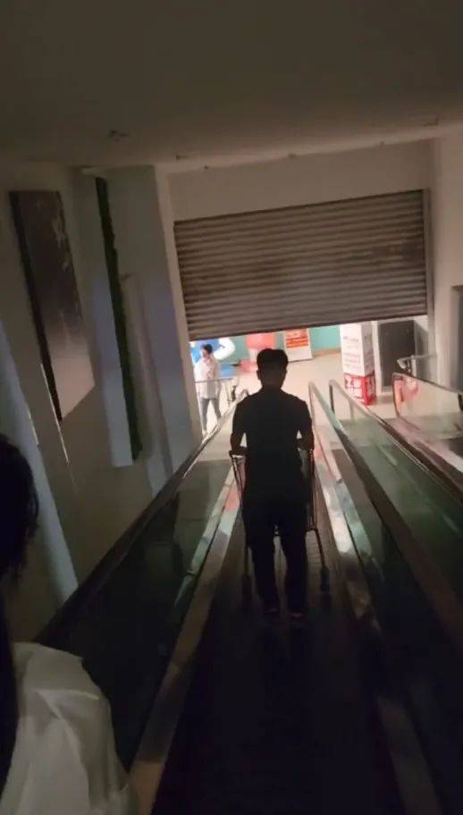 江苏苏州一大润发店员着急下班<strong></p>
<p>sks</strong>，强制关闭载客中电梯！经理致歉：已警告处罚