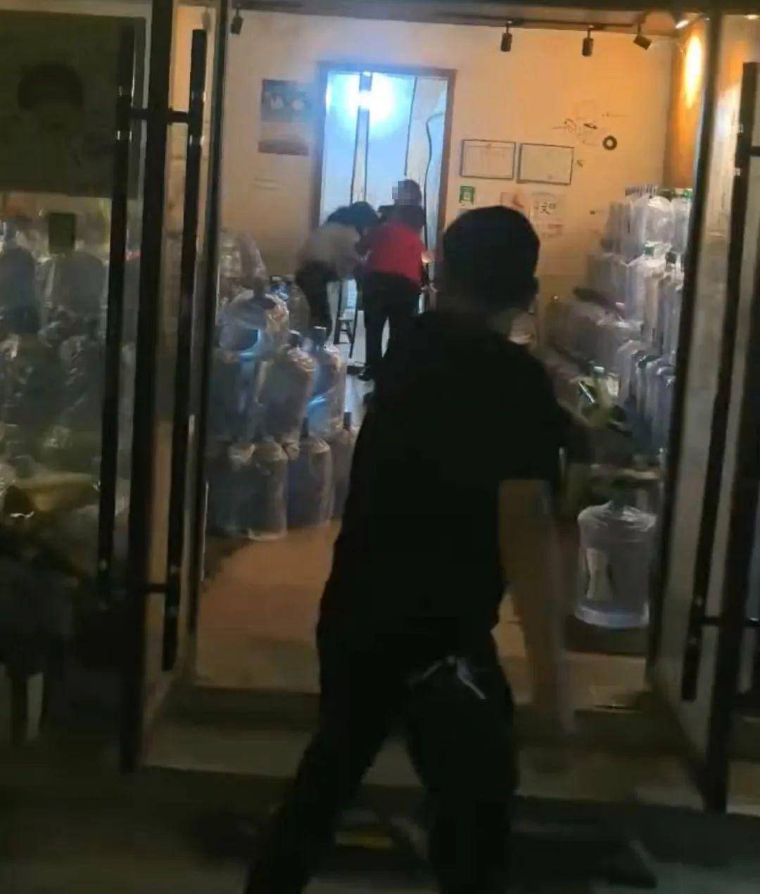 侄女与姑姑争祖父留下的门面<strong></p>
<p>sks</strong>，长沙租客“躺枪”：我被打了，店也被锁了！