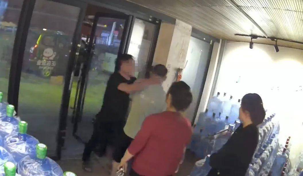 侄女与姑姑争祖父留下的门面<strong></p>
<p>sks</strong>，长沙租客“躺枪”：我被打了，店也被锁了！