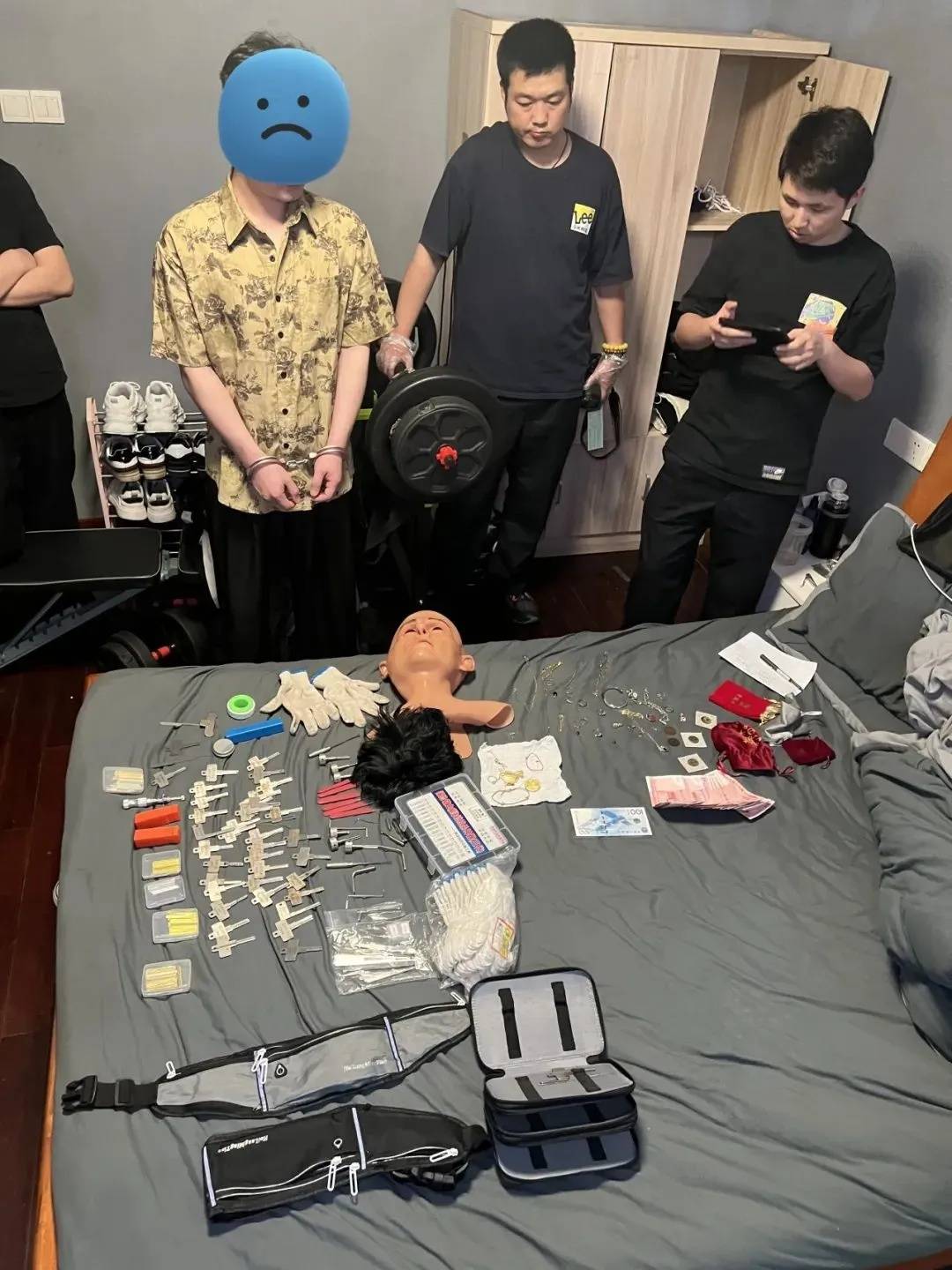 江苏一男子戴仿真“人皮”面具入室盗窃<strong></p>
<p>ada</strong>,流窜多个小区作案,涉案金额达15万余元