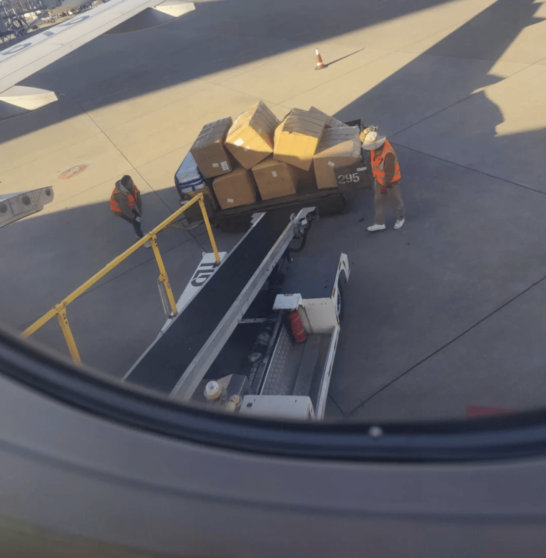 “坐飞机发现旁边放着冷链海鲜”<strong></p>
<p>ada</strong>，航空公司兼职送货给出差人整破防了