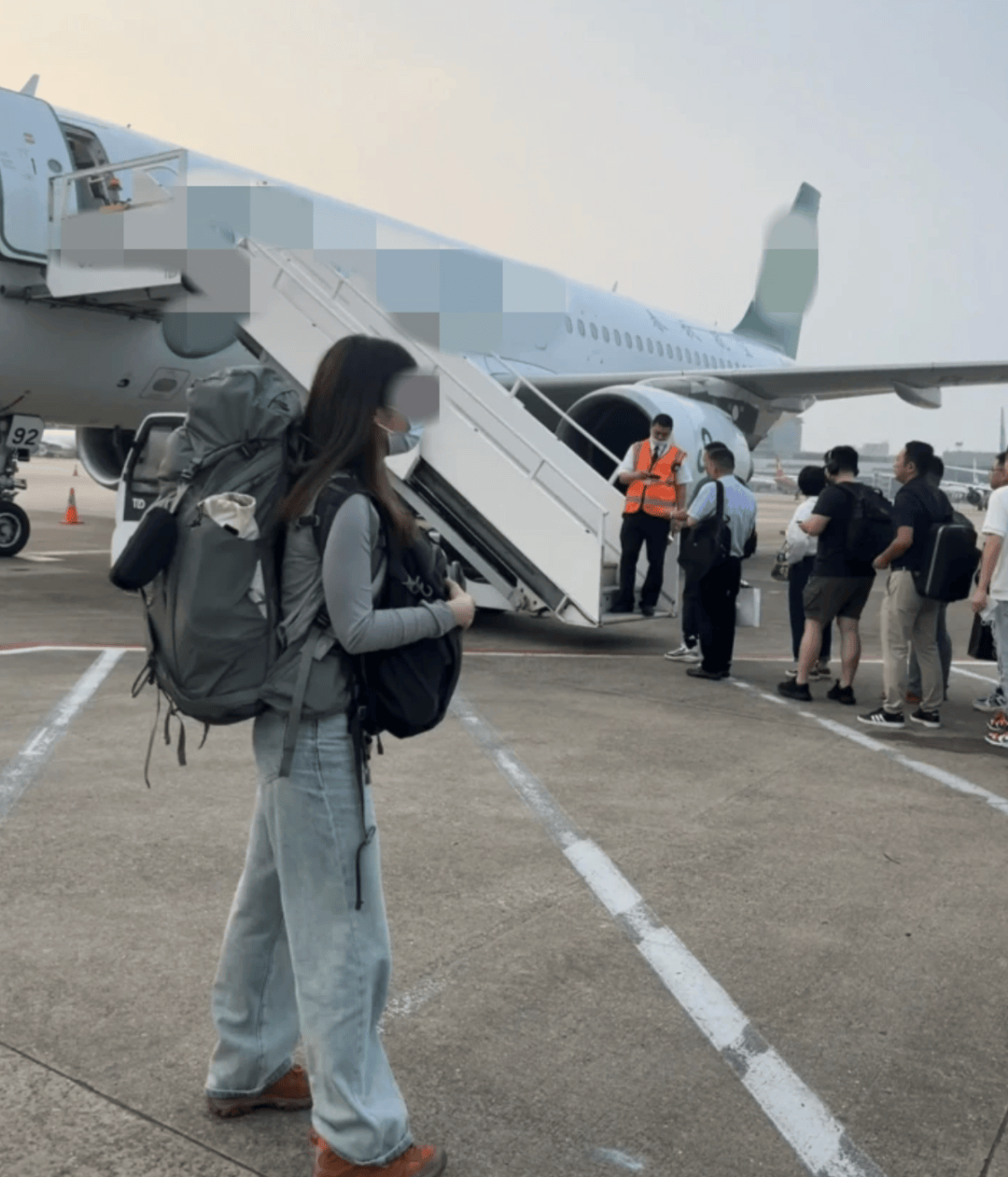 “坐飞机发现旁边放着冷链海鲜”<strong></p>
<p>ada</strong>，航空公司兼职送货给出差人整破防了