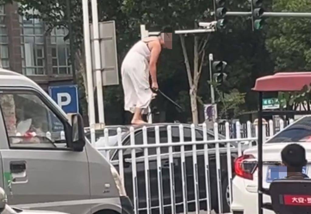 女子持械当街打砸多辆轿车<strong></p>
<p>a币</strong>，被顶在挡风玻璃上前行，当地：女子当场被控制，警方介入调查