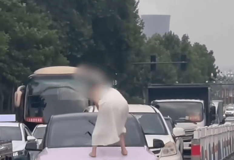 河南一女子路上持械打砸多辆车<strong></p>
<p>a币</strong>，最新回应：已被警方控制