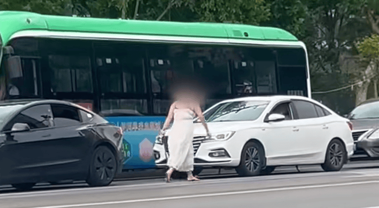 河南一女子路上持械打砸多辆车<strong></p>
<p>a币</strong>，最新回应：已被警方控制