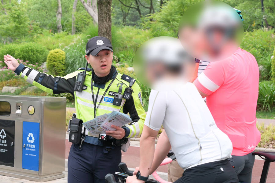 对“暴骑团”出手<strong></p>
<p>a币</strong>!浦东交警严查违法骑行:公路不是竞技场
