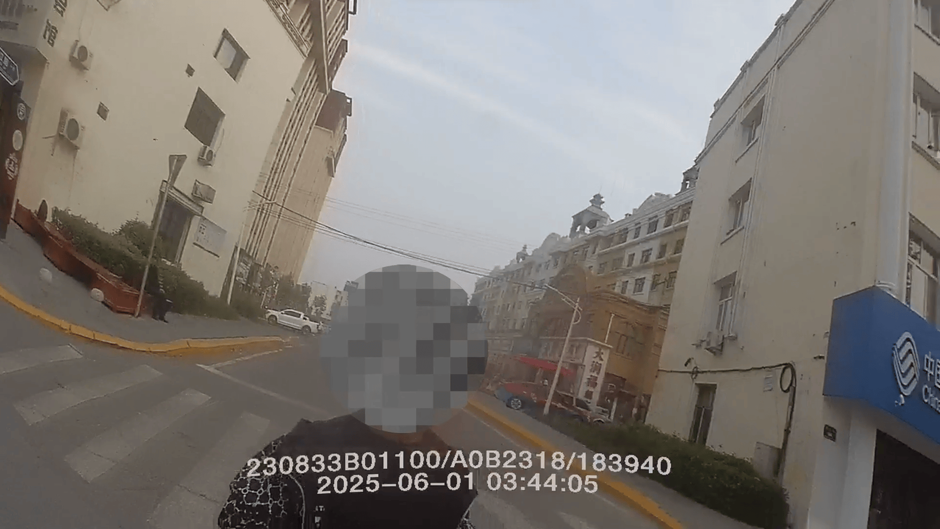 “马虎”夫妻家钥匙插门上忘拔，次日发现钱包竟“蒸发”了