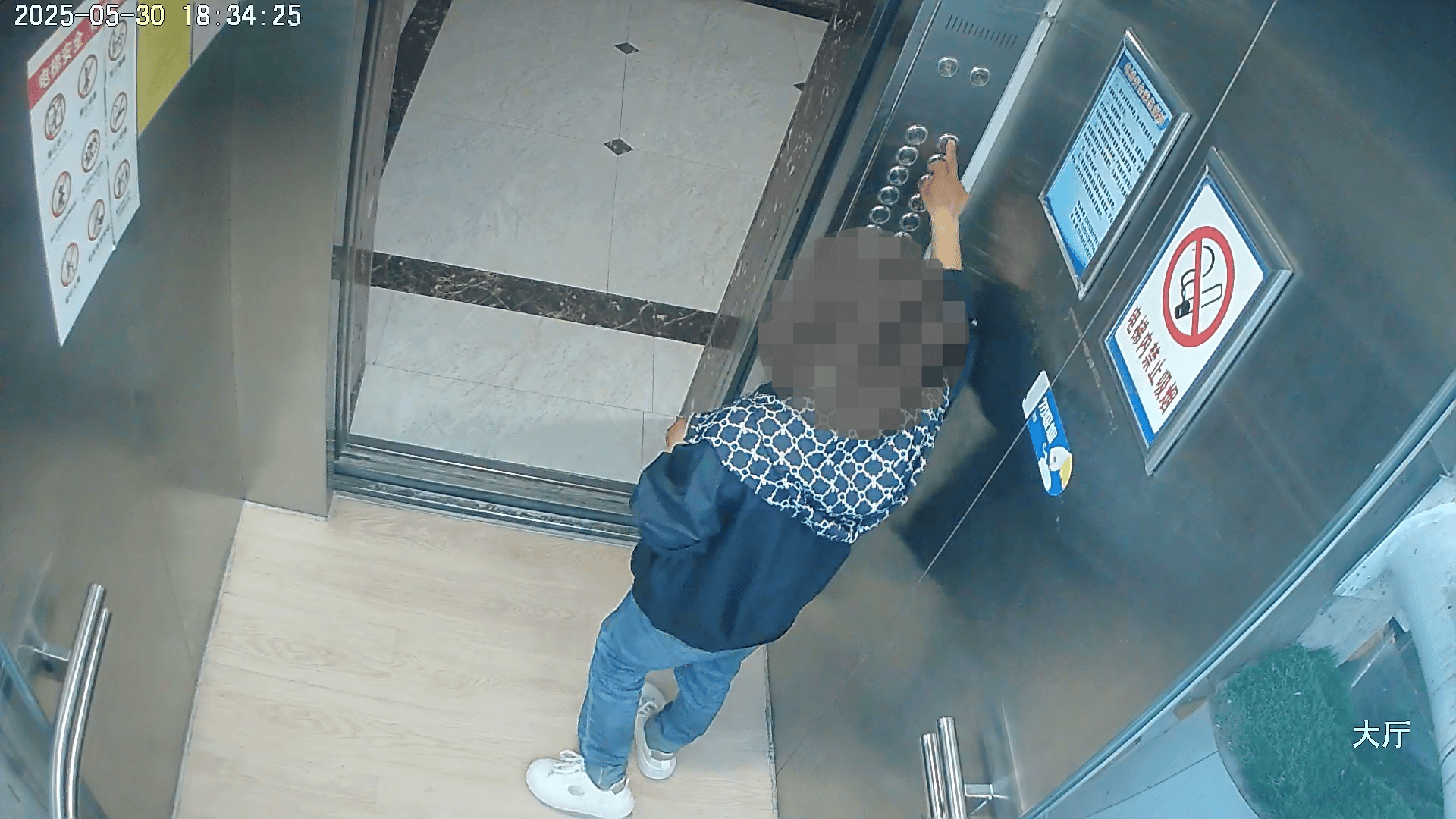 “马虎”夫妻家钥匙插门上忘拔<strong></p>
<p>贰佰</strong>，次日发现钱包竟“蒸发”了