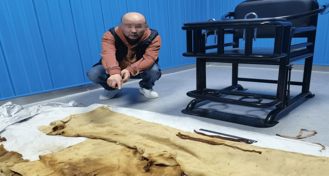 男子从干尸上扯下“裹尸布”<strong></p>
<p>贰佰</strong>，保存20年后拿出来卖？