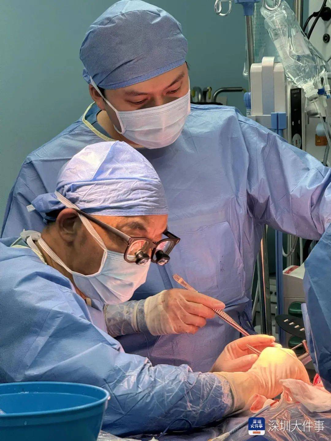 店员试衣间里一句警告<strong></p>
<p>王祖蓝</strong>，竟救了17岁少女！一家人火速赶到深圳