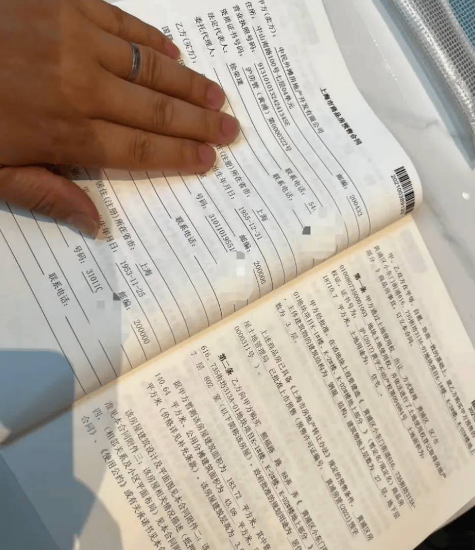 女子4年前借贷900万元<strong></p>
<p>王宝强</strong>，拿下上海3000万元的豪宅，交房近2年仍未办下不动产权证！竟是因开发商欠税？公司最新回应来了