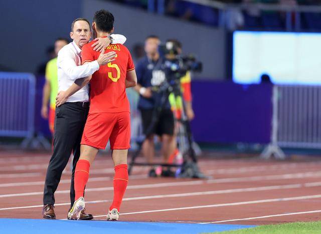 国足新帅人选初定<strong></p>
<p>王宝强</strong>，“老熟人”能走出新路子吗？