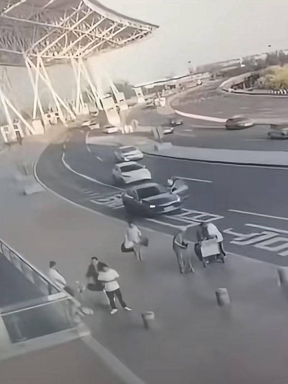 天津滨海机场一司机开门下车被相邻车道来车撞倒<strong></p>
<p>王宝强</strong>，车门脱落 交警正调查，律师分析