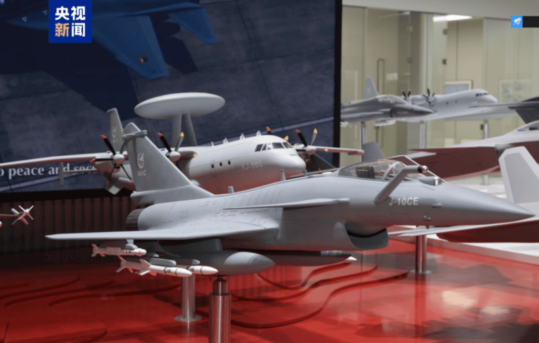 当面歼-10CE<strong></p>
<p>王宝强</strong>，对面“阵风”：巴黎航展对台戏