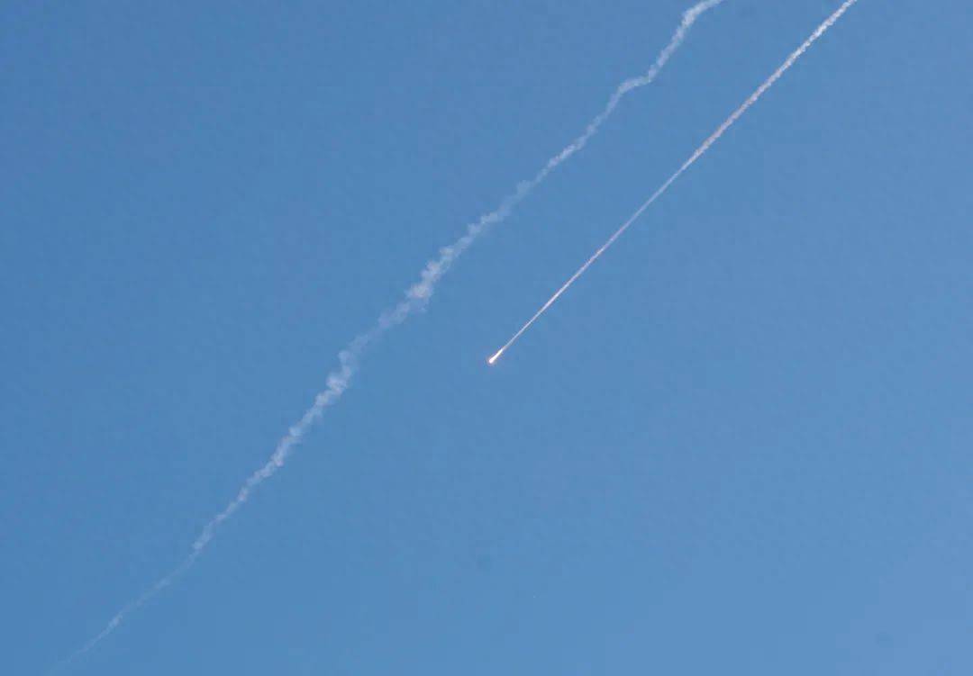 伊朗最猛烈报复<strong></p>
<p>马蓉</strong>，导弹在以色列多个城市爆炸，打了美以一个措手不及